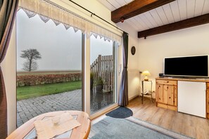 TV, ping pong - Apartment 1 - Hühner with Shared Garden and Wi-Fi (Bordelum)