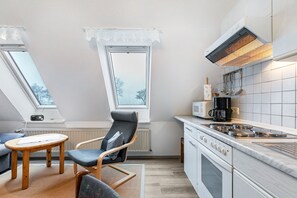 Fridge, microwave, oven, stovetop - Apartment 'Ferienwohnung 4 Schwalben' with Shared Garden and Wi-Fi (Bordelum)