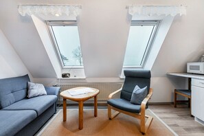 TV, table tennis - Apartment 'Ferienwohnung 4 Schwalben' with Shared Garden and Wi-Fi (Bordelum)
