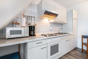 Frigorifero, microonde, forno, piano cottura