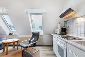 Frigorifero, microonde, forno, piano cottura