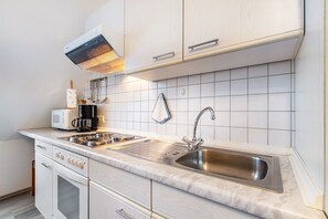 Fridge, microwave, oven, stovetop - Apartment 'Ferienwohnung 4 Schwalben' with Shared Garden and Wi-Fi (Bordelum)