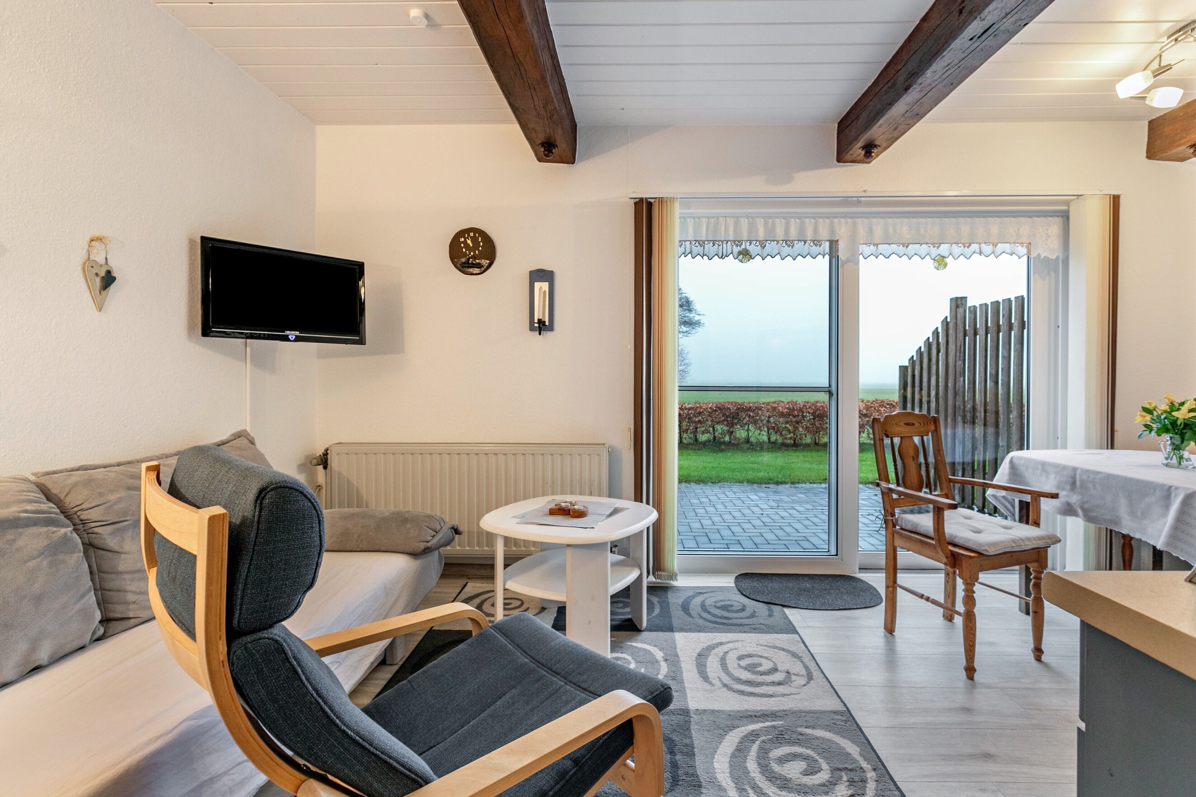 Téléviseur, table de ping-pong