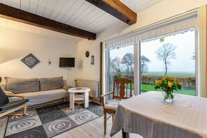 TV, ping pong - Apartment 2 - Gänse with Shared Garden and Wi-Fi (Bordelum)