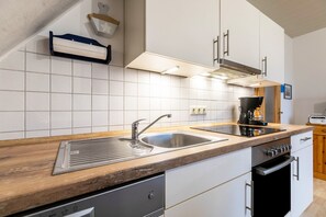Fridge, microwave, oven, stovetop - Apartment 'Ferienwohnung 6 Spatzen' with Shared Garden and Wi-Fi (Bordelum)
