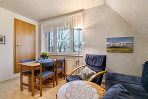 Dining - Apartment 'Ferienwohnung 6 Spatzen' with Shared Garden and Wi-Fi (Bordelum)