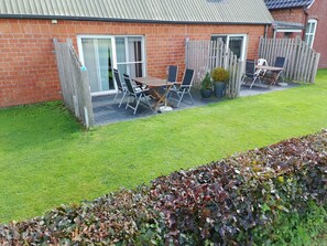 Outdoor dining - Apartment 'Ferienwohnung 6 Spatzen' with Shared Garden and Wi-Fi (Bordelum)