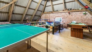 A room with a ping pong table, a foosball table, and a pool table. - Apartment 'Ferienwohnung 5 Enten' with Shared Garden and Wi-Fi (Bordelum)