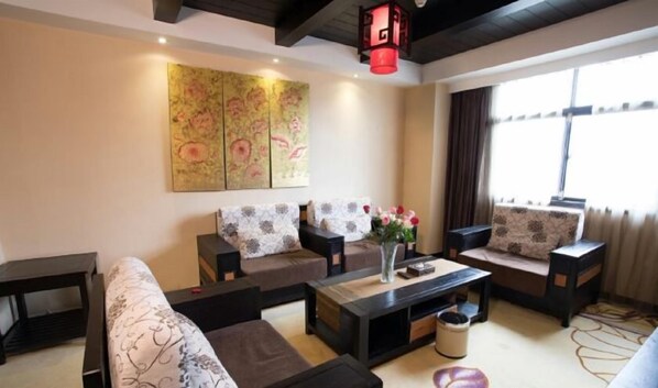 Living area - Mitin Holiday Hotel (Tengchong)