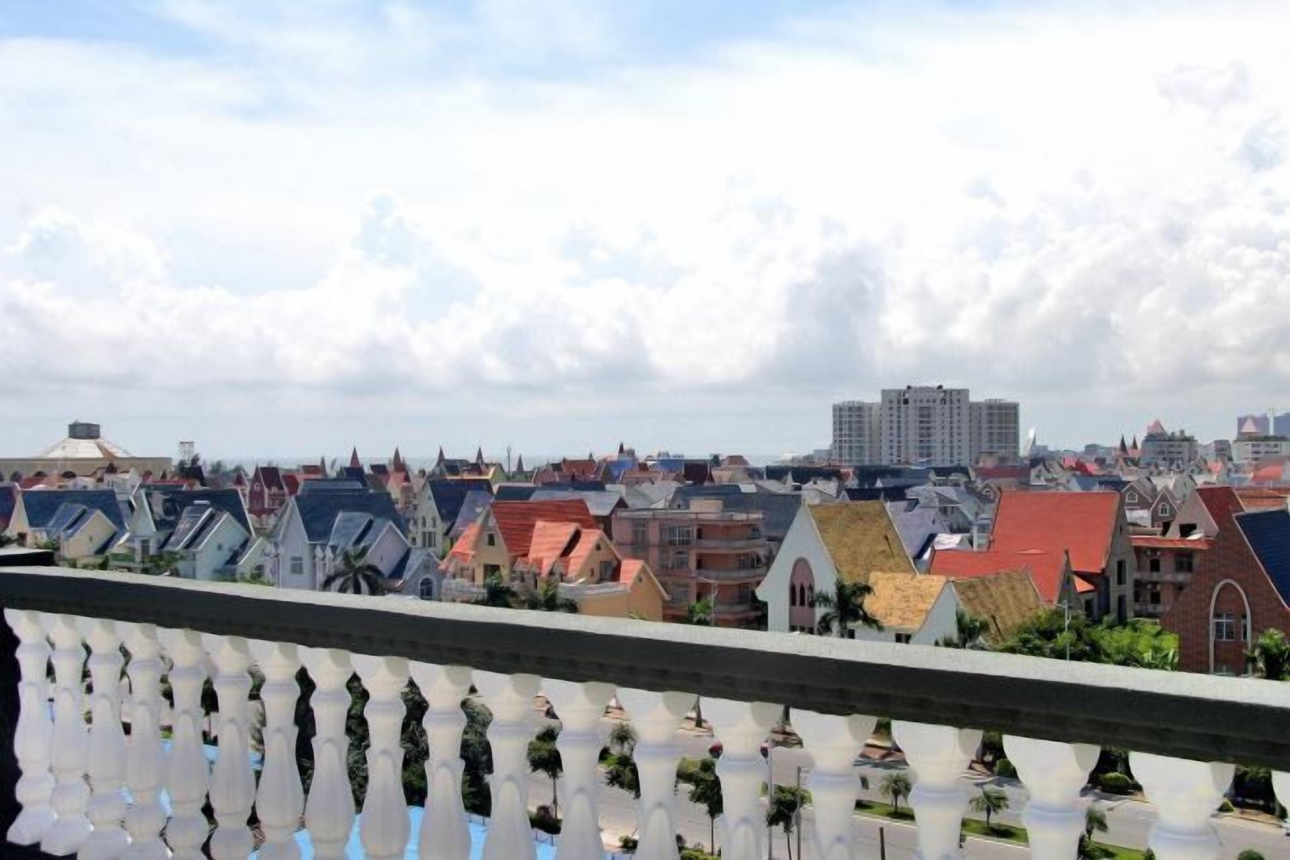 Un horizonte urbano con diversos estilos arquitectónicos y cielo despejado.