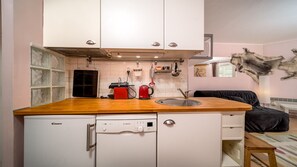 Fridge, microwave, dishwasher, coffee/tea maker