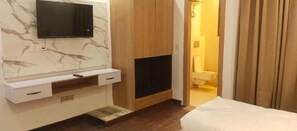 Deluxe Room | Premium bedding, individually furnished, desk, laptop workspace - Hotel Elite By Sky planner (Gurugram)