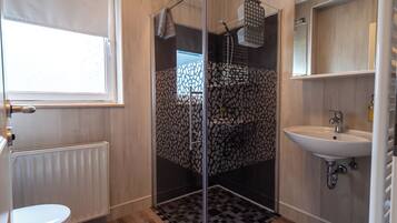 Basic Room | Bathroom | Shower, towels, soap, toilet paper