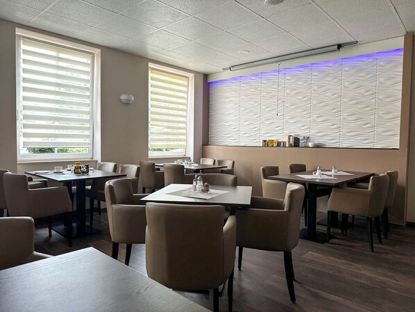 朝食 (コンチネンタル ブレックファスト)、毎日提供 (1 名様 10 EUR)