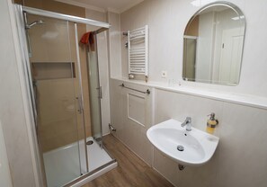 Basic-Zimmer | Badezimmer | Dusche, Handtücher, Seife, Toilettenpapier