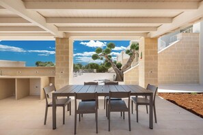 Outdoor dining - Tenuta Cuccovivo - Villa di Lusso con Piscina Vista Mare a 5 Minuti da Ostuni (Puglia)
