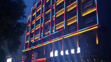Een gebouw met verlichte signage en een reeks verticale lichtstroken.