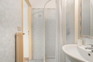 Douche, sĂšche-cheveux, bidet