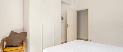 3 habitaciones, tabla de planchar con plancha, wifi y ropa de cama