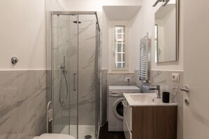 Douche, sèche-cheveux, bidet