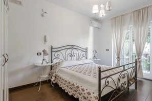 3 bedrooms, iron/ironing board, bed sheets