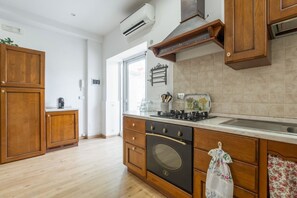 Réfrigérateur, un four, surface de cuisson, bouilloire électrique