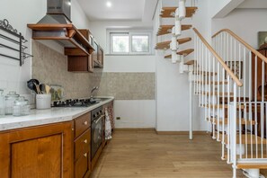 Geladeira, fogão, cooktop, talheres/pratos/utensílios de cozinha