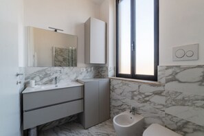 Een douche, een haardroger, een bidet