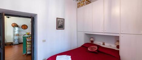2 chambres, fer et planche Ă repasser, literie fournie