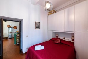 2 habitaciones, tabla de planchar con plancha y ropa de cama 