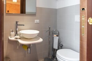 Dusche, Haartrockner, Bidet