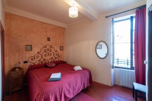 3 habitaciones, tabla de planchar con plancha y ropa de cama 