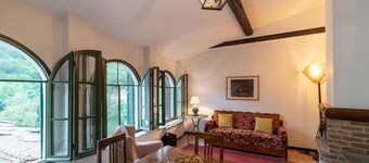 GuestHost - Castelvittorio Medieval Getaway! Roomy Apt x6