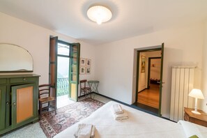 3 slaapkamers, een bureau, een strijkplank/strijkijzer, beddengoed