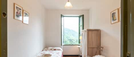 3 chambres, bureau, fer et planche à repasser, draps fournis