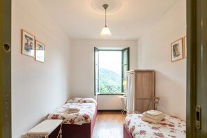 3 bedrooms, desk, iron/ironing board, bed sheets