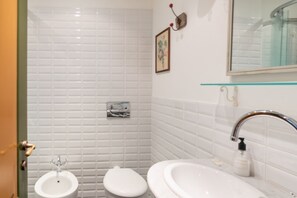 Een douche, een haardroger, een bidet