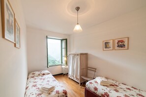 3 bedrooms, desk, iron/ironing board, bed sheets