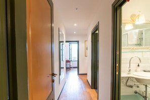 Douche, sèche-cheveux, bidet