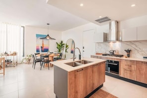 Réfrigérateur, four à micro-ondes, un four, surface de cuisson
