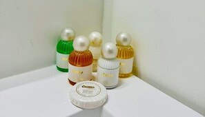 Dusche, Haartrockner, Handtücher, Seife