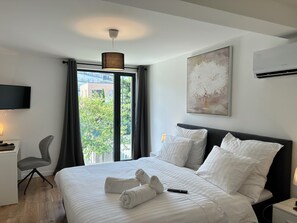 6 camere, una cassaforte in camera, una scrivania, ferro/asse da stiro