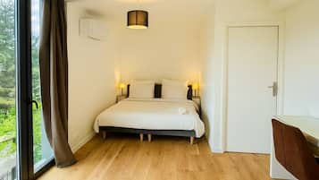 6 chambres, coffres-forts dans les chambres, bureau