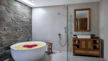 Executive tweepersoonskamer | Badkamer | Een aparte badkuip en douche, een regendouche, een haardroger, badjassen