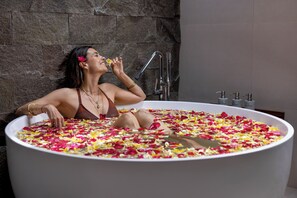 Grand Premier Room | Bathroom | Separate tub and shower - Bhumi Sangtu Ubud (Ubud)