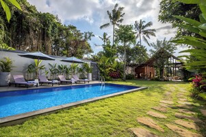 Una piscina al aire libre