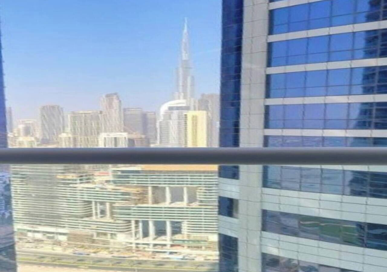 Ein Hochhaus mit Blick auf die Skyline der Stadt, darunter ein markanter Turm.