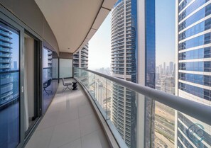 Luxury Apartment, 1 King Bed with Sofa bed, Pool View | Balcony - Paramount Towers 1 BR Burj Khalifa View (Dubai)