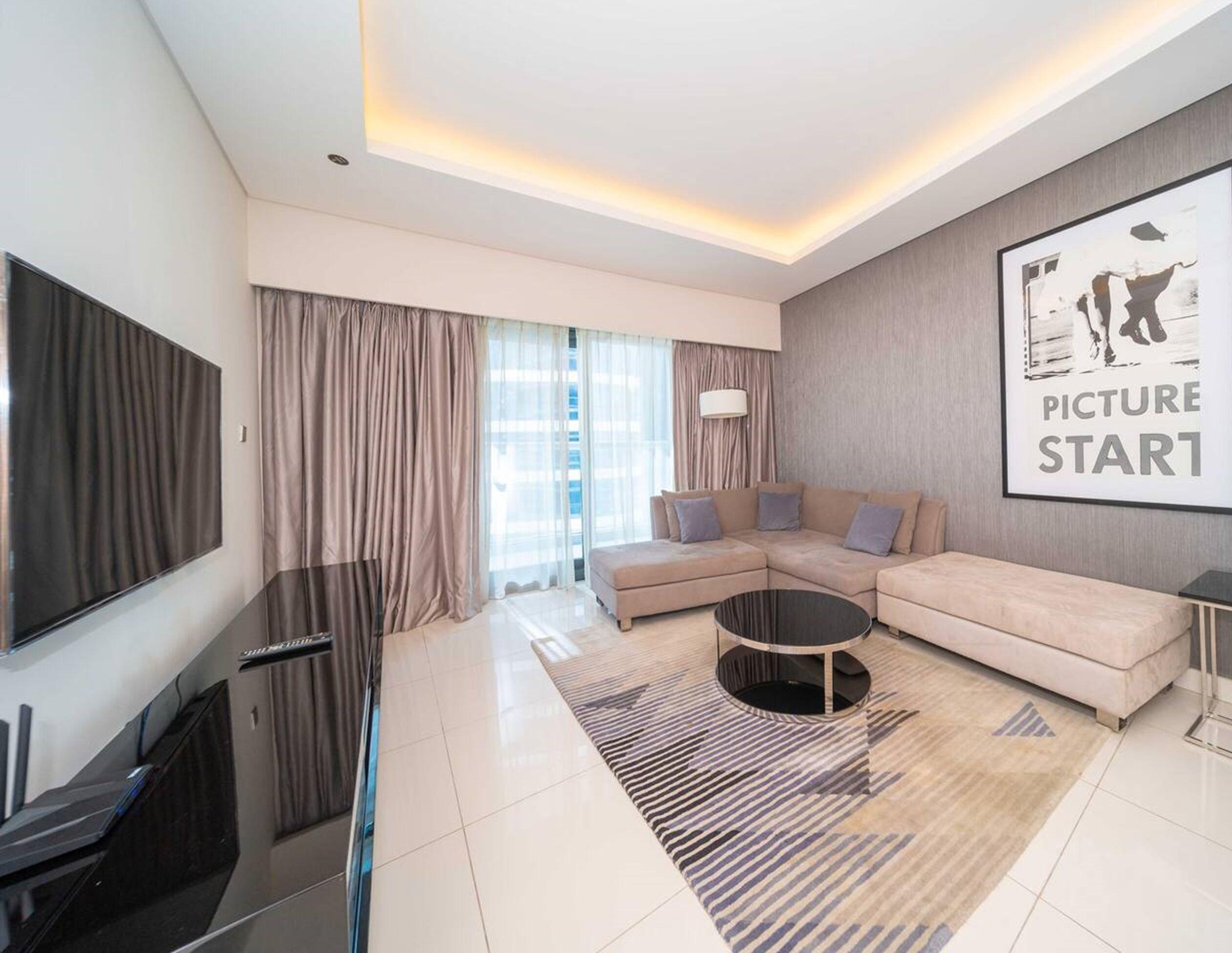 Apartamento superluxo, 1 cama King e sofá-cama, vista para a piscina | Área de estar | TV LCD 60 polegadas com canais a cabo