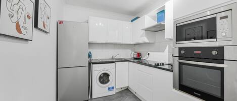 Deluxe Apartment, City View | Private kitchen